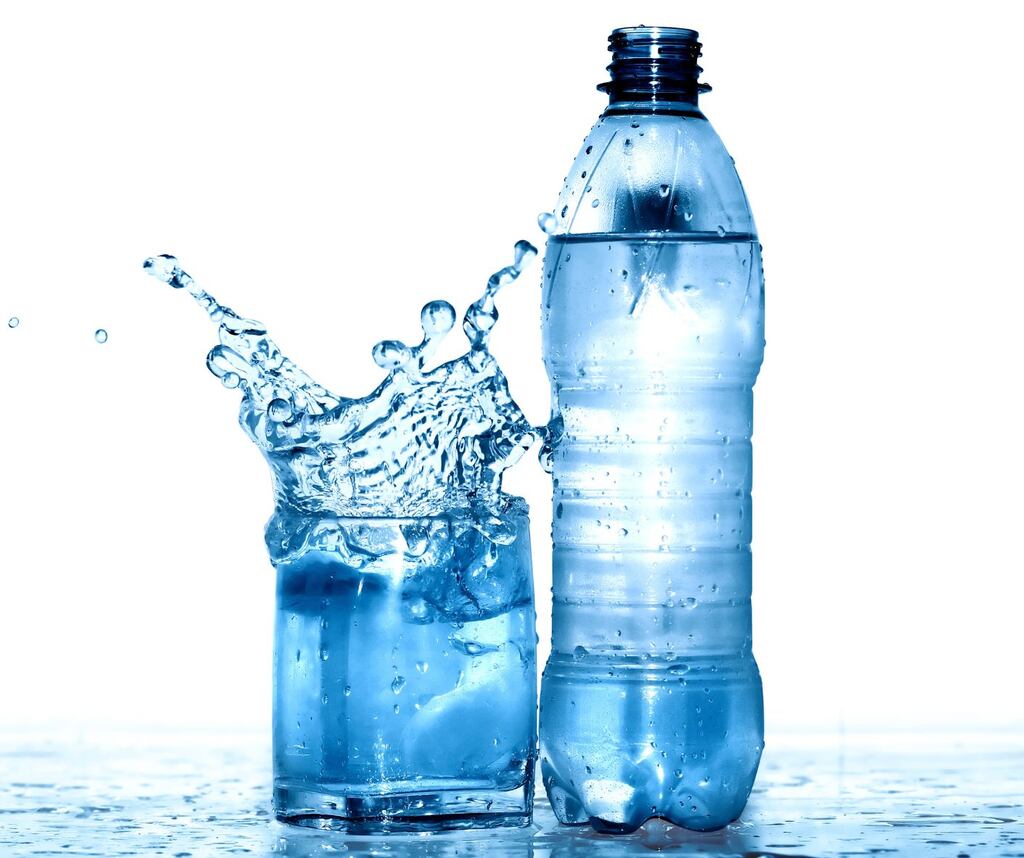 Garrafa de água sendo enchida